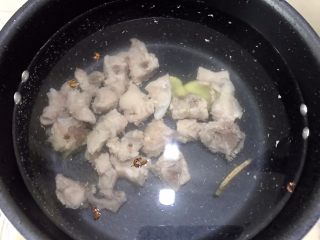 清热解毒的绿豆排骨汤,一次性加入足量的清水，开大火煮开