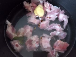 清热解毒的绿豆排骨汤,加入适量清水，姜片，花椒，料酒，先给排骨焯水