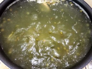 清热解毒的绿豆排骨汤,等再次沸腾后转小火炖一个小时（开盖煮）