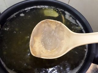 清热解毒的绿豆排骨汤,期间用勺子撇去浮末