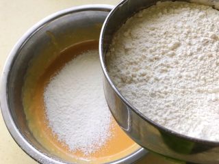 酱香小酥饼,筛入低筋面粉，或者事先把低精面粉过筛
