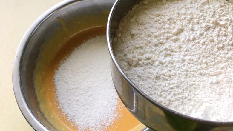 酱香小酥饼,筛入低筋面粉，或者事先把低精面粉过筛