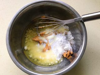 酱香小酥饼,把除了低精面粉外其余材料都倒进盆里