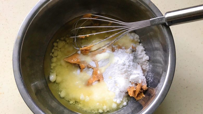 酱香小酥饼,把除了低精面粉外其余材料都倒进盆里