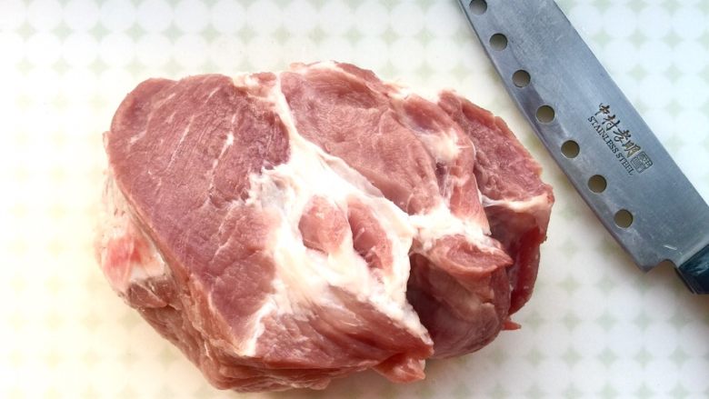 蜜汁叉烧包,准备夹心肉一块，夹心肉其实就是猪的肩胛肉，也就是猪颈肉，我们这里叫夹心肉。