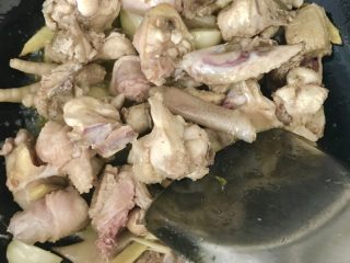 金钱菇炖土鸡,将焯水后的鸡肉放入油锅，中火煸炒。