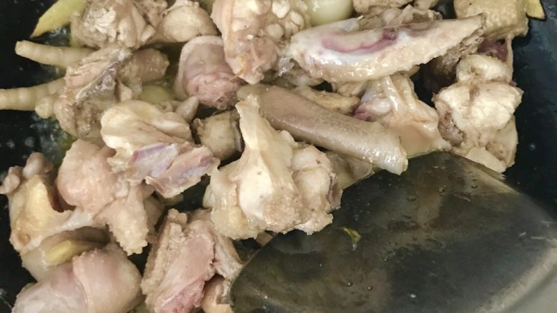金钱菇炖土鸡,将焯水后的鸡肉放入油锅，中火煸炒。