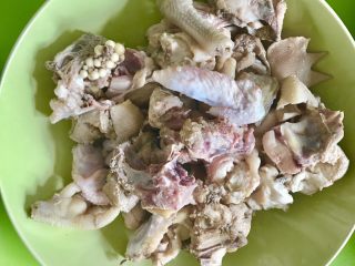 金钱菇炖土鸡,鸡肉焯血水后捞出备用。