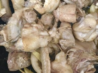 金钱菇炖土鸡,煸炒至鸡皮发黄