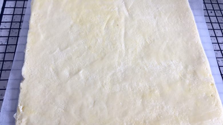 虎皮蛋糕卷,把虎皮面盖一张油纸，把虎皮面朝下放在晾晒网上，把背面的油纸揭下来，我图了薄薄的一层沙拉酱。
