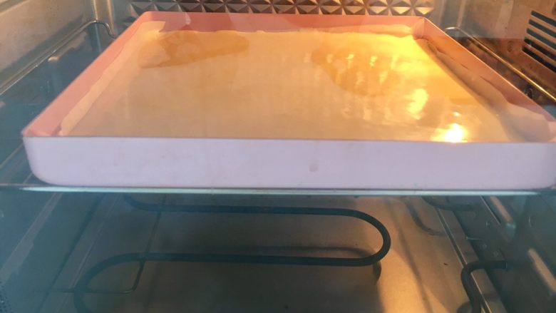 虎皮蛋糕卷,放入预热好的烤箱180度五六分钟就差不多，上色满意就行。