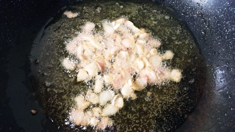 无肉不欢之鸡杂粉条,尽量煸炒干一点，把肥肉里的油煸出来。