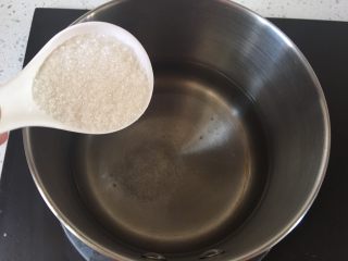 葡萄果冻,锅中倒入水和白砂糖，中火加热