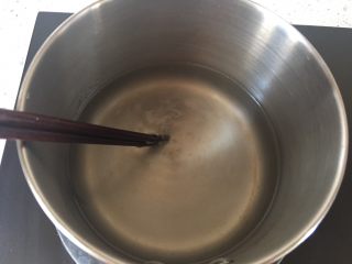葡萄果冻,用筷子搅匀，稍稍晾凉