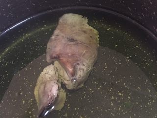 鸭肝蔬菜饼  宝宝辅食10M+,准备好鸭肝，水开后焯水加入姜片去腥