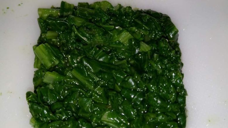 鸭肝蔬菜饼  宝宝辅食10M+,青菜烫好后切成细末