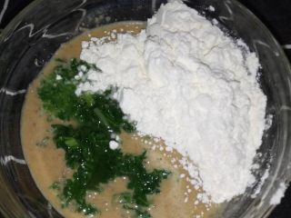 鸭肝蔬菜饼  宝宝辅食10M+,将打好的鸭肝泥乘入碗中，加入适量的盐和青菜沫面粉