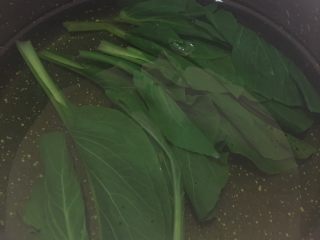 鸭肝蔬菜饼  宝宝辅食10M+,锅里加入水，将青菜叶焯水去草酸