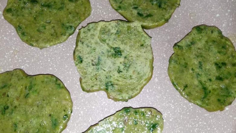 鸭肝蔬菜饼  宝宝辅食10M+,当鸭肝饼成型后可推动的时候翻到另一面，直至煎熟