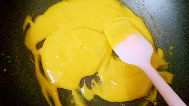 南瓜小奶冻,要不停地搅拌，不然容易糊锅。煮至比较浓稠的状态即可，用刮刀挑起来不容易滴落