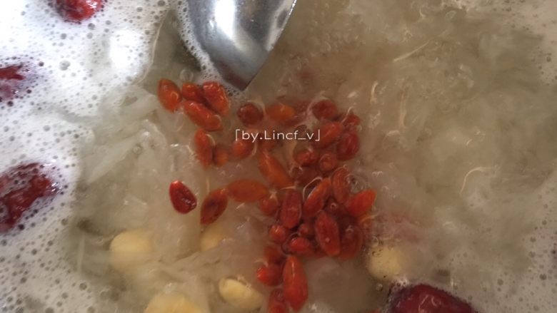 秋季润肺养颜，来一碗红枣银耳羹,加入洗净后的枸杞再煮约15-20分钟
