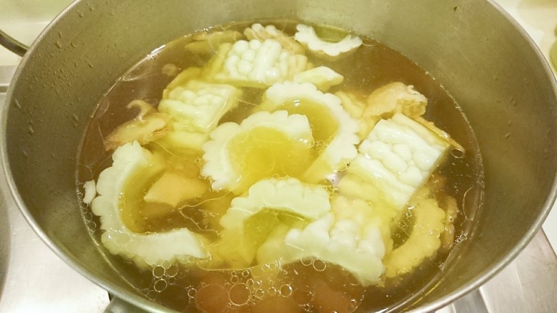 鳳梨苦瓜雞湯,再加入苦瓜，煮至苦瓜熟透，加鹽調味。不要加蓋哦。