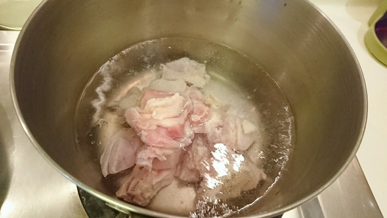 鳳梨苦瓜雞湯,起一鍋熱水，燙洗一下雞肉。