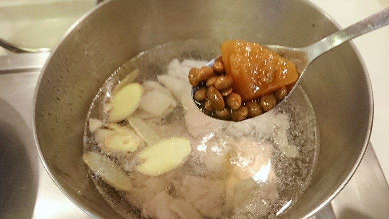 鳳梨苦瓜雞湯,重起一鍋熱水，加入雞腿肉、姜片，蔭鳳梨連同湯汁一起加入。以中小火燒開。