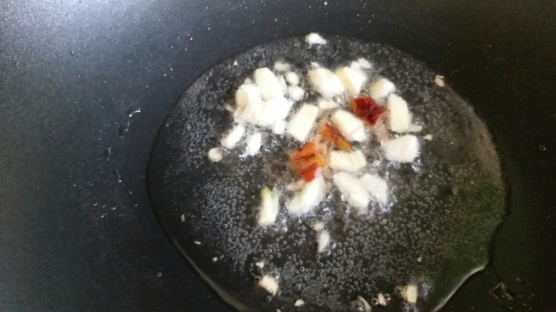 素炒南瓜丝,辣椒和蒜放入锅中煸炒出香味