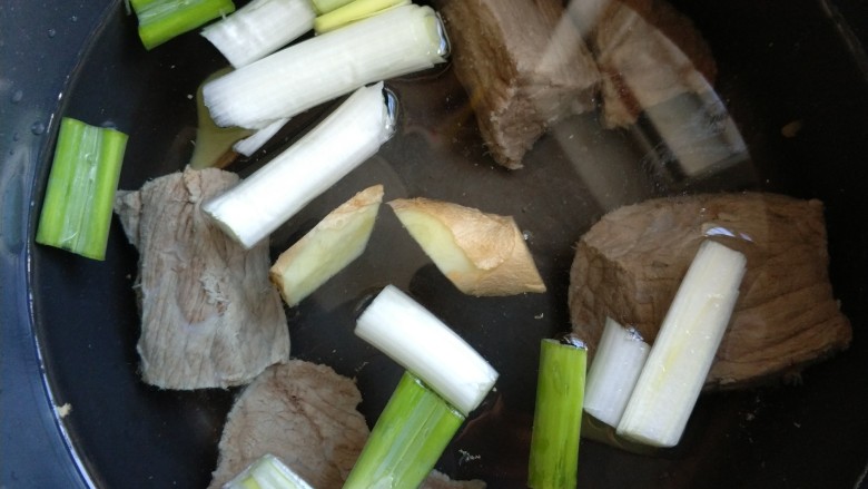宝宝无盐牛肉松(面包机版),将煮好的牛肉、葱、姜(葱姜是为了去腥味)放入高压锅中！