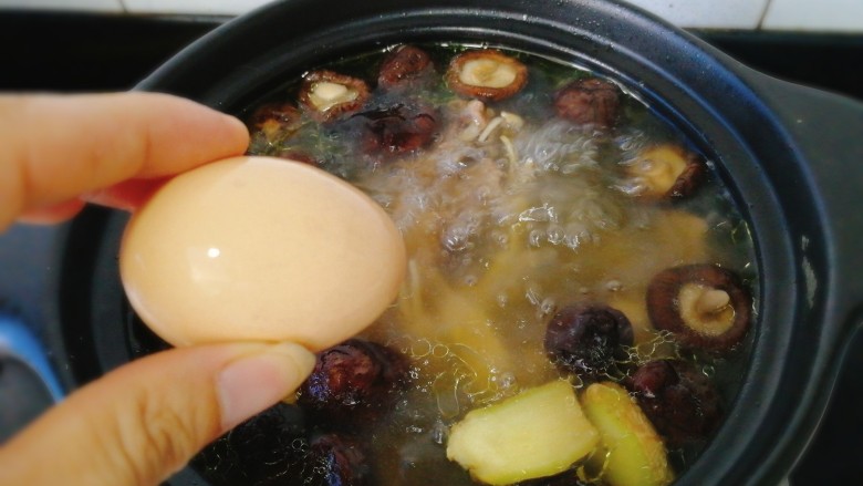 无肉不欢+鸭肉汤面--福州的太平面,再次煮开时加入土鸡蛋，几个人吃就加几个，盖上盖子转小火煲一个小时左右