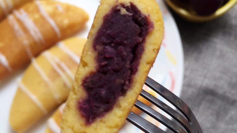 紫薯玉米面饼,里面夹杂着紫薯泥，味道很香甜