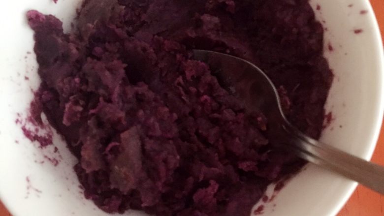 紫薯玉米面饼,紫薯摁压好后成泥状即可
