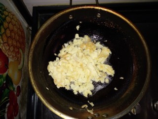 韭菜鸡蛋水饺,热锅里放油摊鸡蛋，捣碎