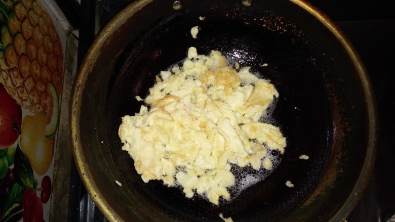 韭菜鸡蛋水饺,热锅里放油摊鸡蛋，捣碎