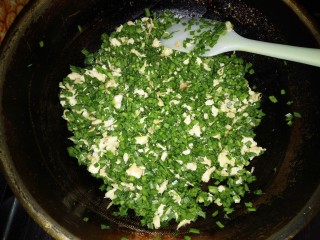 韭菜鸡蛋水饺,韭菜，虾皮和盐放进摊好的鸡蛋锅里搅匀