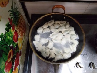 韭菜鸡蛋水饺,锅里烧上水，水沸后下饺子