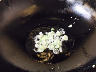 #咸味# 蔬菜蛋炒饭,热锅放入2勺油，然后放入葱花爆香。