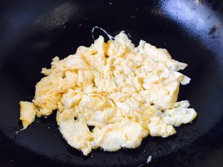  #咸味# 蔬菜蛋炒饭,热锅放入油，当油温5成热时，把鸡蛋放入，迅速翻炒，盛出备用。