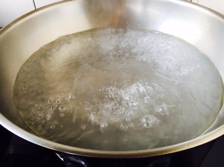  #咸味# 蔬菜蛋炒饭,锅里放水，水开后放少许盐，2滴油。
