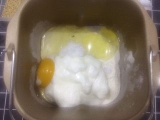 酸奶小餐包,除黄油外都放进面包机。盐和酵母分两个方向放，不要放在一起。