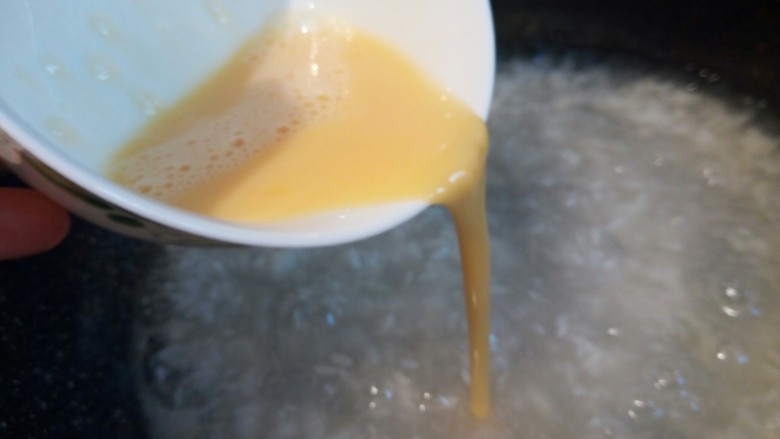 #甜味#酒酿圆子鸡蛋羹,最后加入鸡蛋液，也是一边倒一边拌