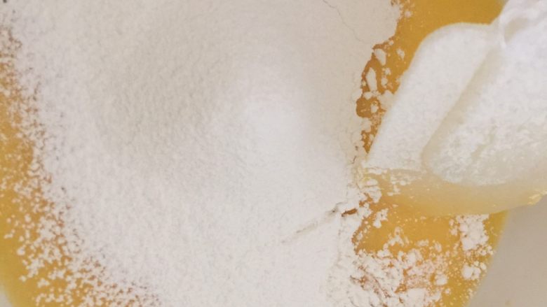 瑞士卷,筛入低筋面粉搅拌均匀至无颗粒细腻