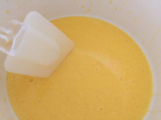 瑞士卷,蛋黄牛奶玉米油要充分融合在一起