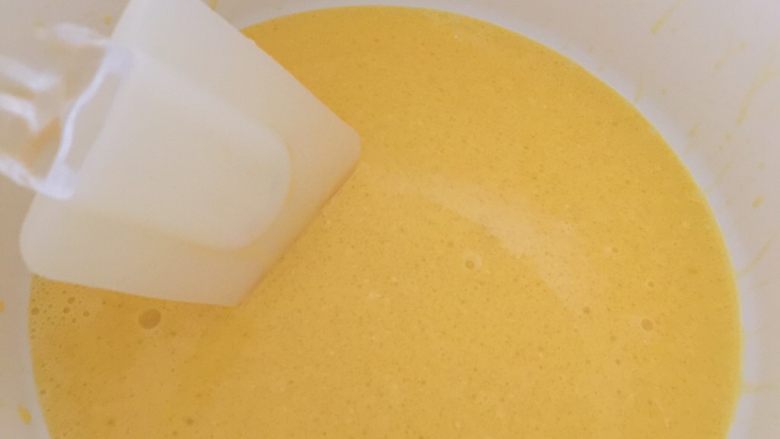 瑞士卷,蛋黄牛奶玉米油要充分融合在一起