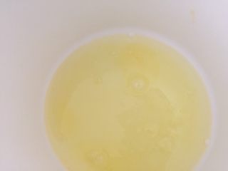 瑞士卷,蛋清放入无油无水干燥的容器里