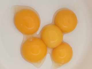 瑞士卷,蛋黄放入无油无水干燥的人容器里