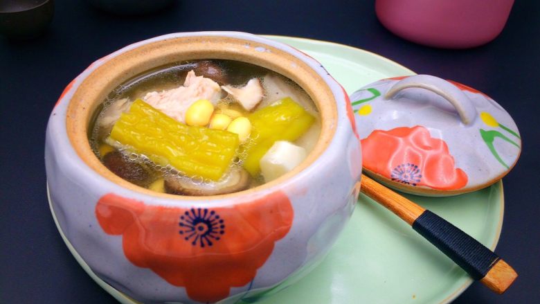 焖烧罐凉瓜黄豆排骨汤,一款美味的凉瓜黄豆排骨汤呈现在眼前，十月一回家路上也可以喝上美味的炖汤了