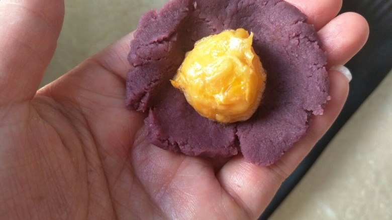 紫薯肉松陷蛋黄酥,紫薯包上烤好的咸鸭蛋黄