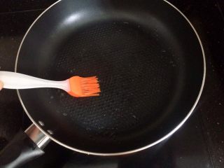 胡萝卜葱花饼,平底锅刷少许食用油。